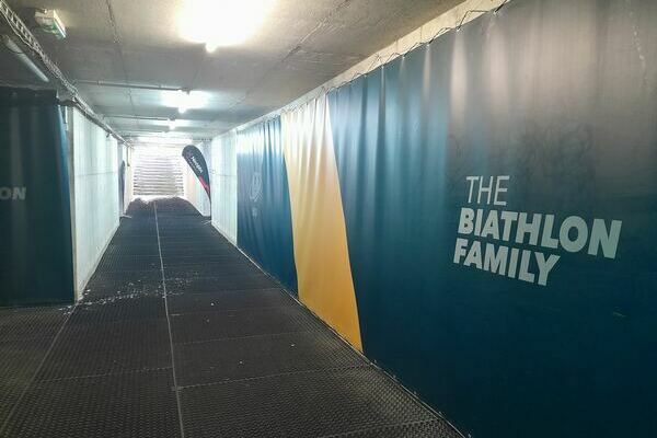 Zugang Stadion ber den Tunnel, wie die groen :-)